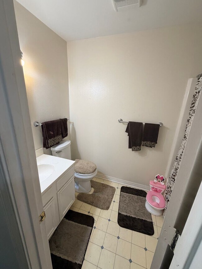 Building Photo - Beautiful 3 Bedroom Townhouse