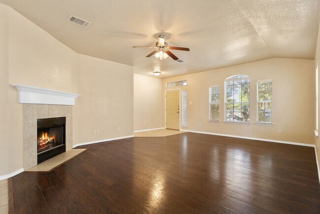 Building Photo - Charming Home Awaits: Spacious & Modern Li...