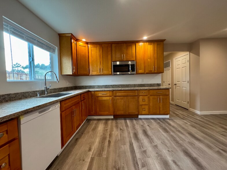 Building Photo - 148 Lancaster Way