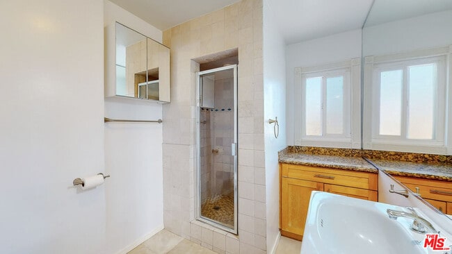Building Photo - 432 S Doheny Dr