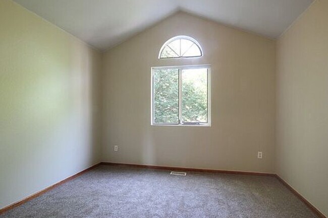 Building Photo - 730 Ponderosa Dr