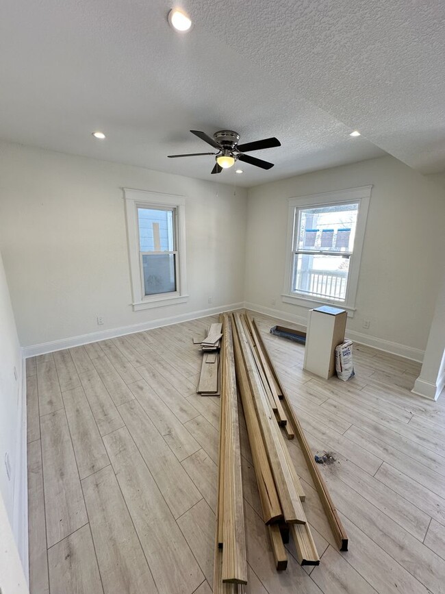 Building Photo - Gorgeous Four Bedroom Completed Upgraded