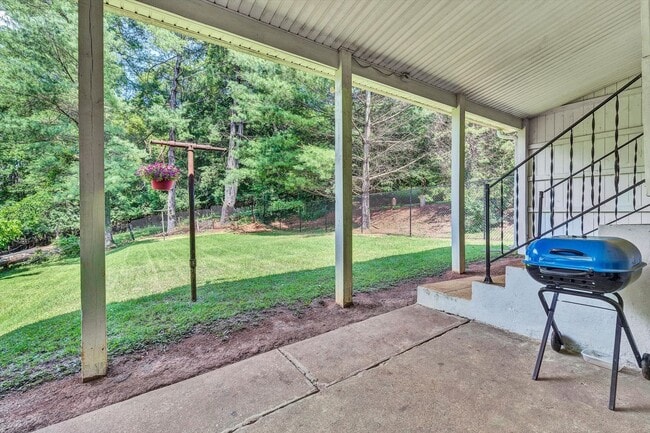 Building Photo - Adorable 2 BR home - Convenient to all thi...