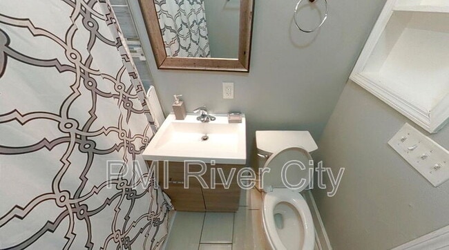 Building Photo - 237 E 21st St