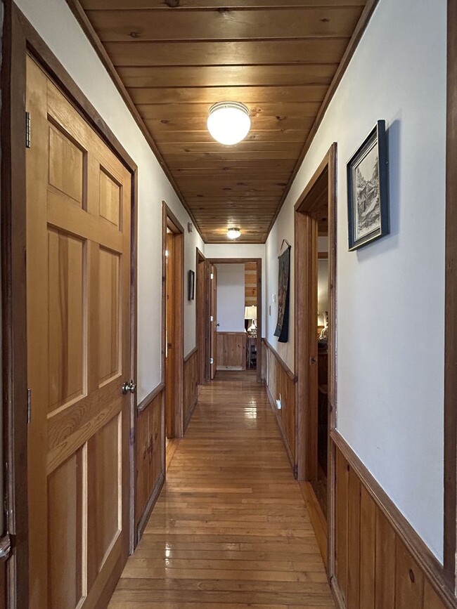 Building Photo - Spacious Log Home, Close to Campus, and wi...