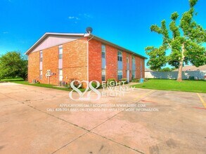 Building Photo - AVAILABLE NOW! 2 bed/1 bath Apartment at W...