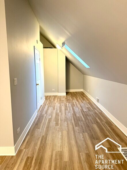 Building Photo - 942 N Elston Ave