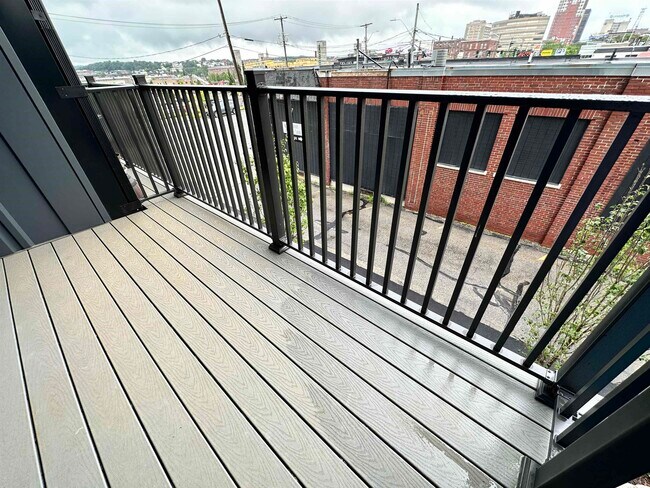 Building Photo - 409 Elm St