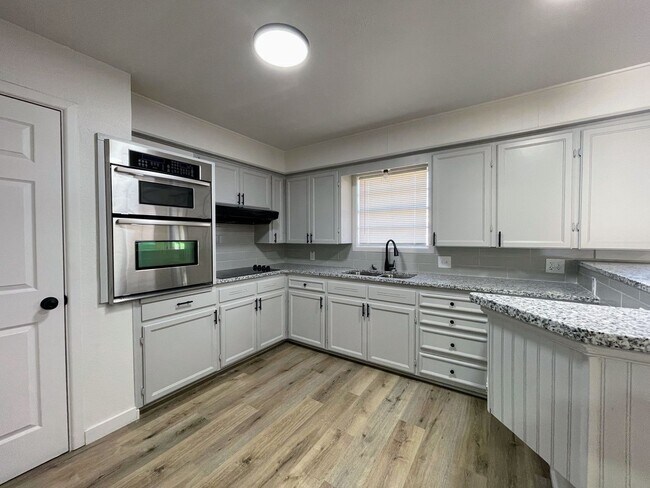 Building Photo - Cozy?Charm Meets Modern Luxury – Your Perfect Lamesa Retreat!