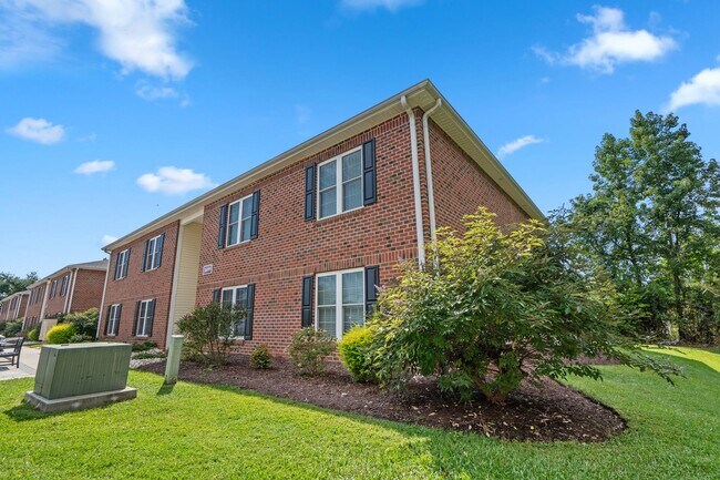 Building Photo - 2 bed 2 bath with a washer & dryer and all...