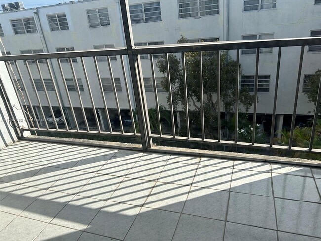 Building Photo - 1250 NE 125th St