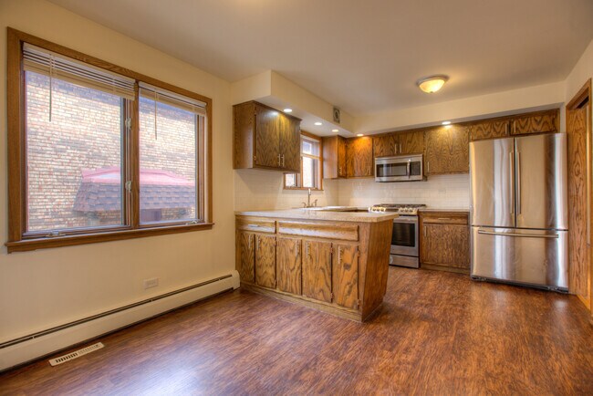 Building Photo - 5715 N Cicero Ave