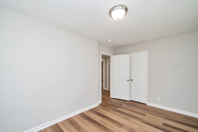 Building Photo - Super Cute & Spotless Corner Lot Home in Bessemer