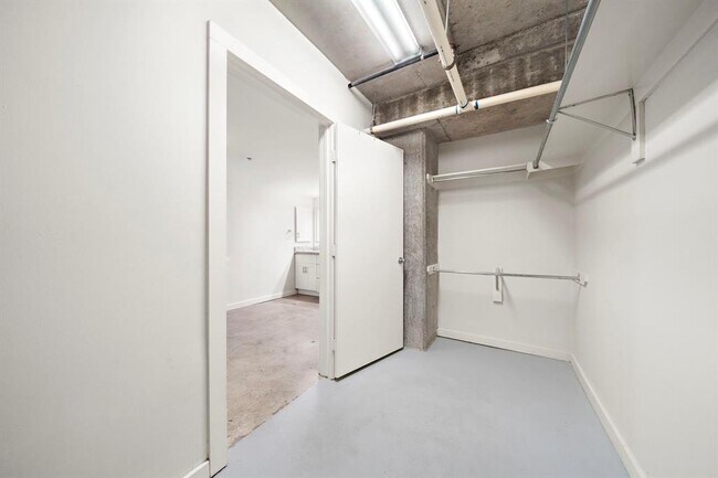 Building Photo - 2000 Bagby St