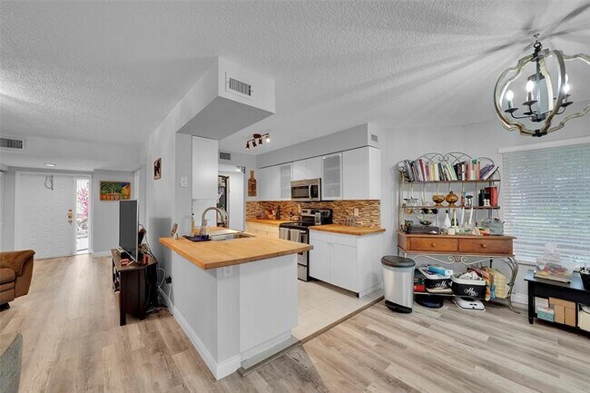 Building Photo - 9312 NW 9th Pl