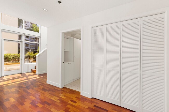 Building Photo - Stunning Marina District 2 Bedroom + a Lof...