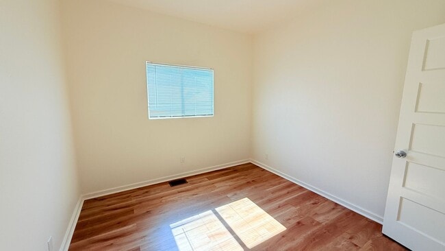 Building Photo - 496 Meek Ave