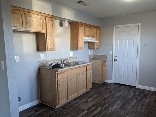 Building Photo - Dioxi Real Estate