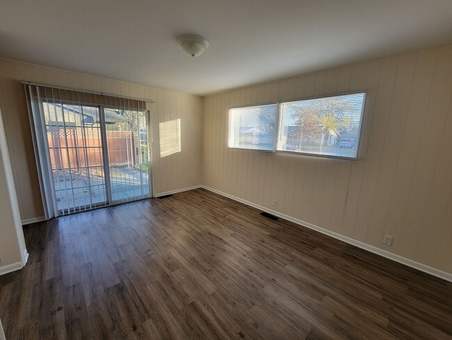 Building Photo - 4 bed, 2 bath, 2 car garage