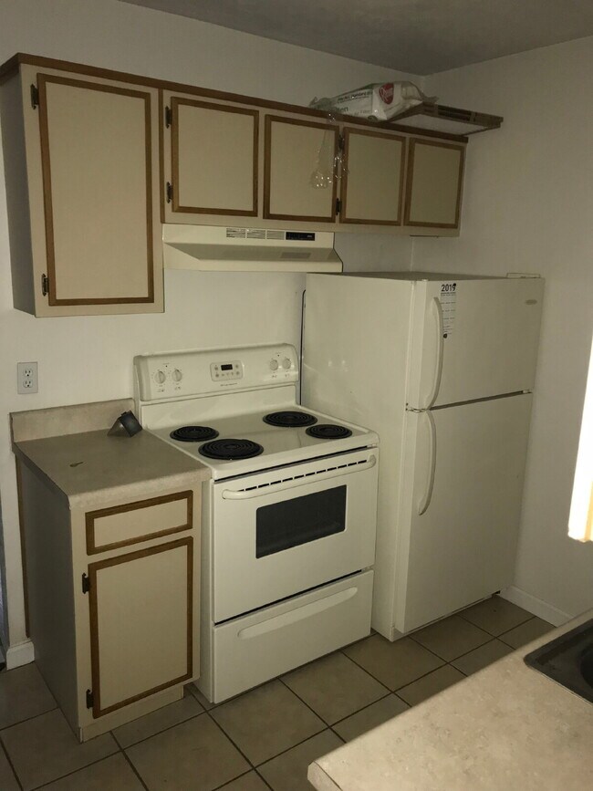 Building Photo - Spacious 1 BR 1 BA Available in July!