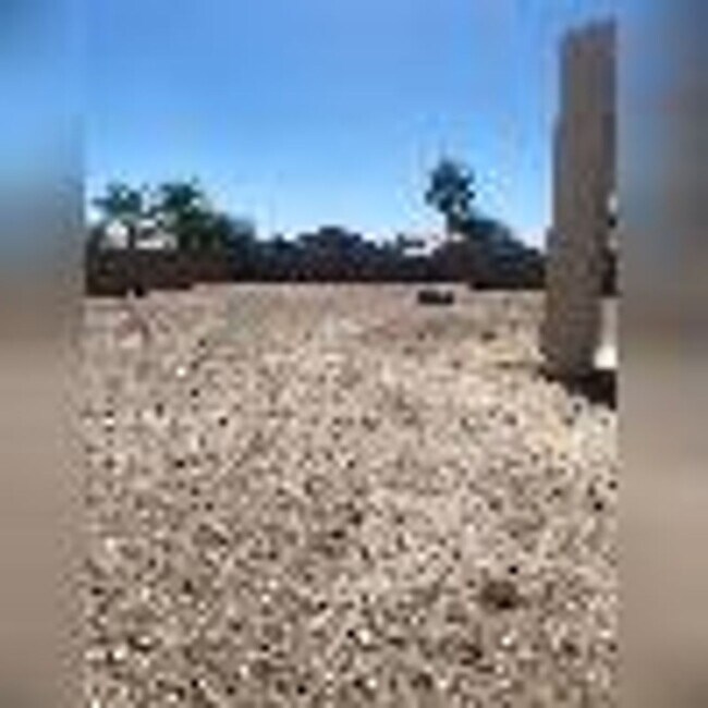 Building Photo - 4 Bedroom, 2 1/2 Bath Available Now!