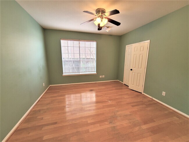 Building Photo - 1719 Abellfield Ln