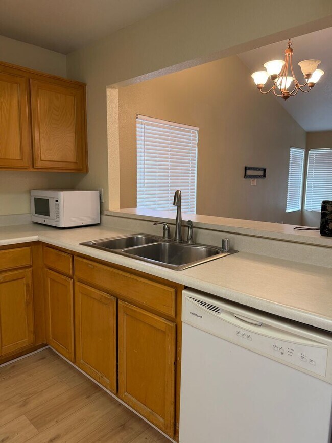 Building Photo - For Rent: 3 bedroom 2 bath