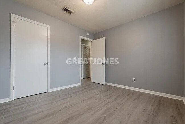 Building Photo - 428 W Lakeside Ave