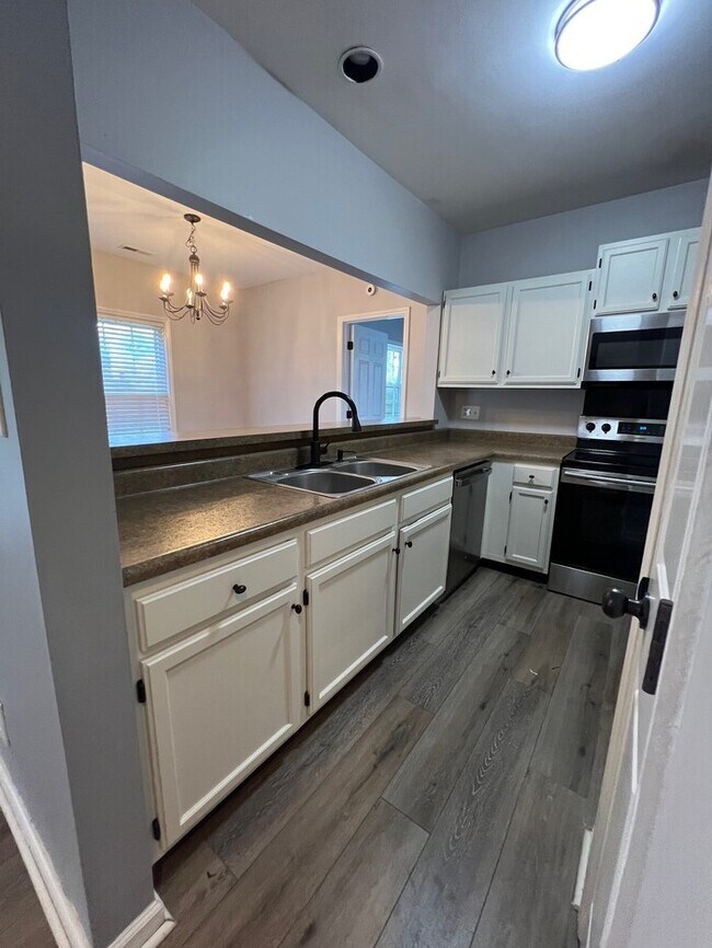 Building Photo - Charming 2-Bedroom in a Highly Sought-Afte...