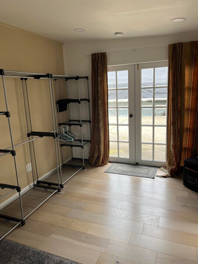 Building Photo - 534 Hoover St