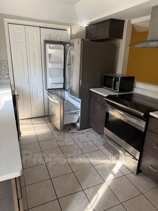 Building Photo - 2002 Stephens Ct