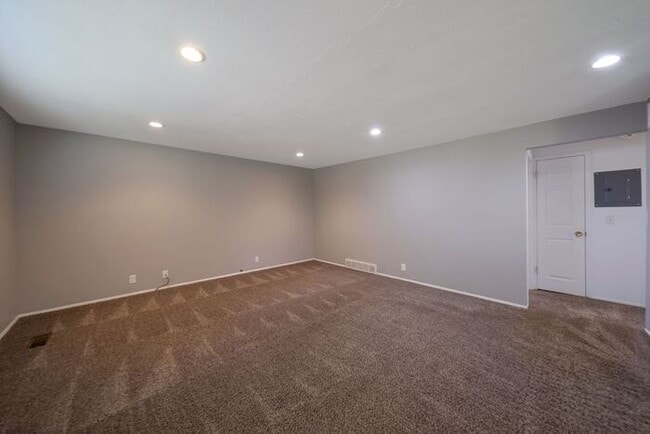 Building Photo - Charming Condo in Meadowbrook Village w 1 ...