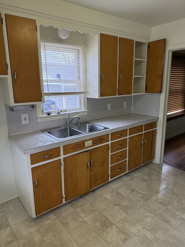 Building Photo - 2201 Windemere Ave