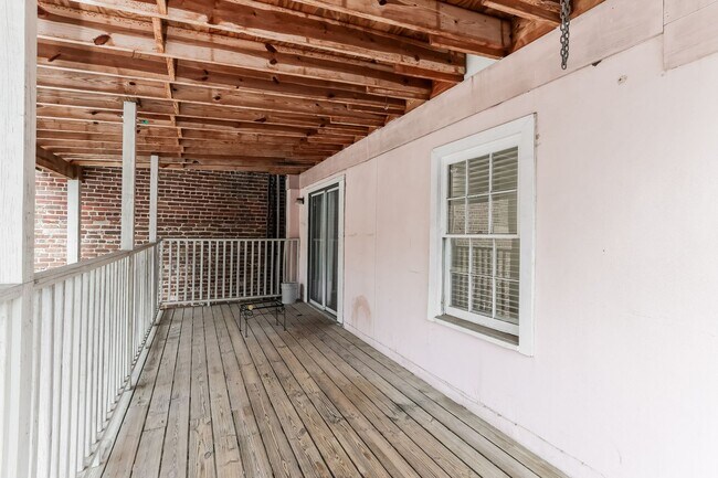 Building Photo - 2 bed/1 bath on King St. Live in the Heart...