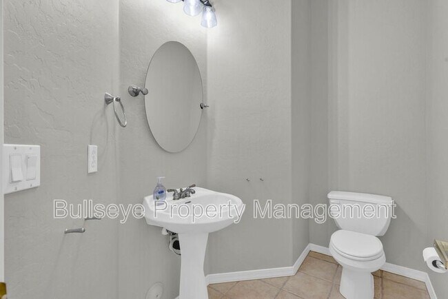 Building Photo - 1550 N Robin Ln