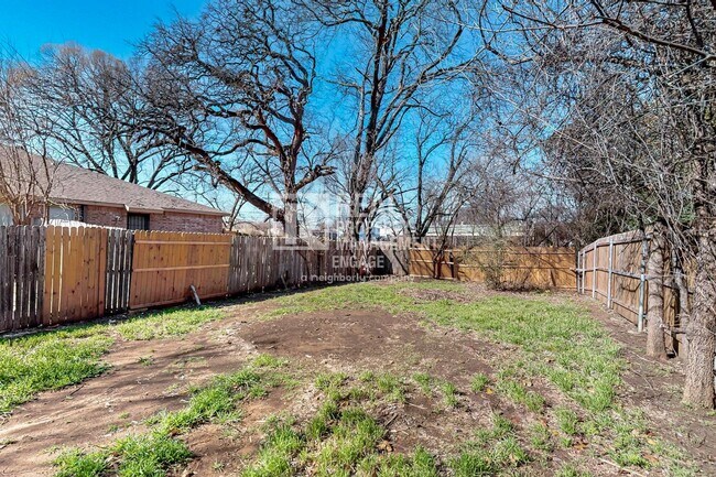 Building Photo - 404 Truman St