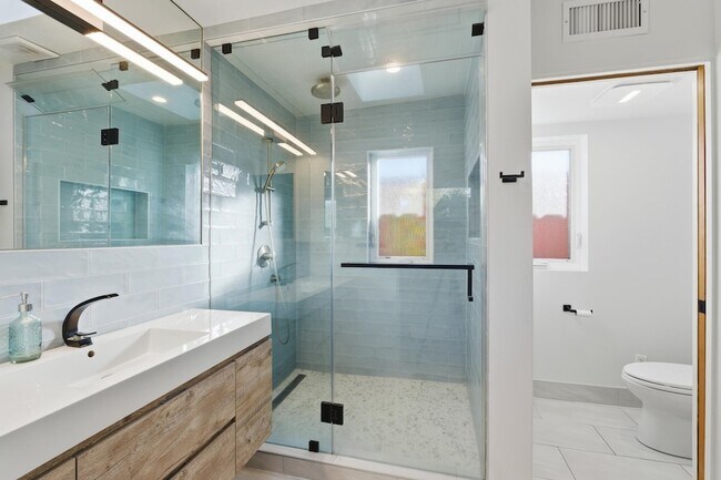 Building Photo - 820 46th St