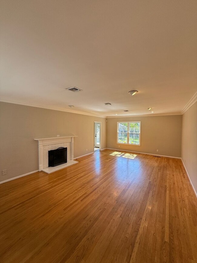 Building Photo - Beautiful, Ranch-Style, 4 Bedroom, 2 Bathroom Northridge Home Available For 1 Year Lease