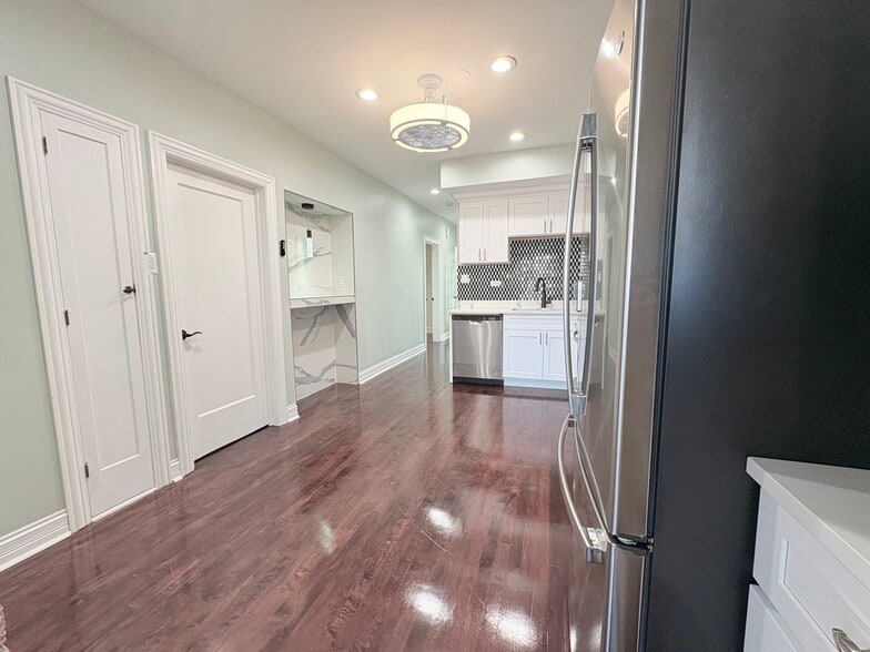 Building Photo - 2026 W McLean Ave