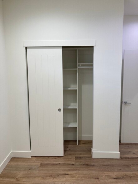 Building Photo - 648 N Serrano Ave