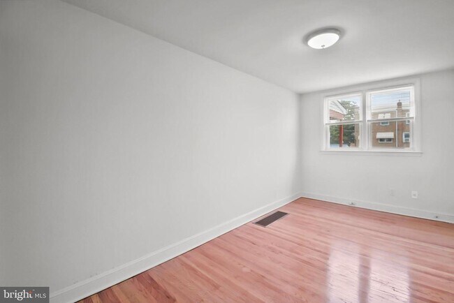 Building Photo - 1051 Oakwood Dr