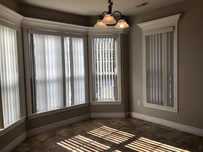 Building Photo - 4BR / 3Car garage / Fully fenced in backyard - Stunning property