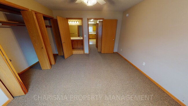Building Photo - 3 BD, 2 BA, DOUBLE ATTACHED GARAGE, GREAT ...
