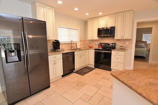 Building Photo - 2226 Siesta Dr