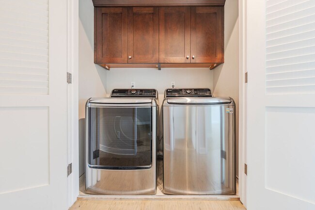 Building Photo - LUXURIOUS-CONTEMPORARY TOWNHOUSE W/ AMAZIN...
