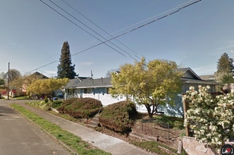 Building Photo - Inner SE Portland Duplex!