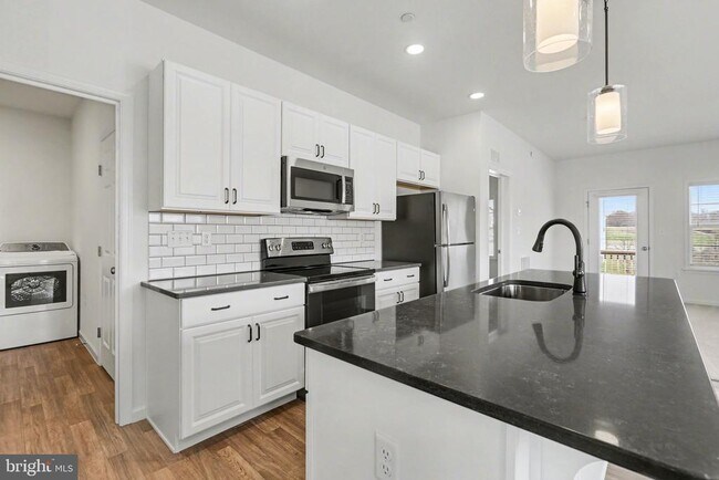 Building Photo - 7884 Oakbrook Dr