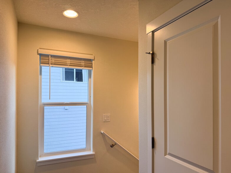 Building Photo - 507 NW Hillcrest Dr