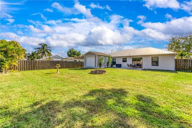 Building Photo - 2141 SW Janette Ave