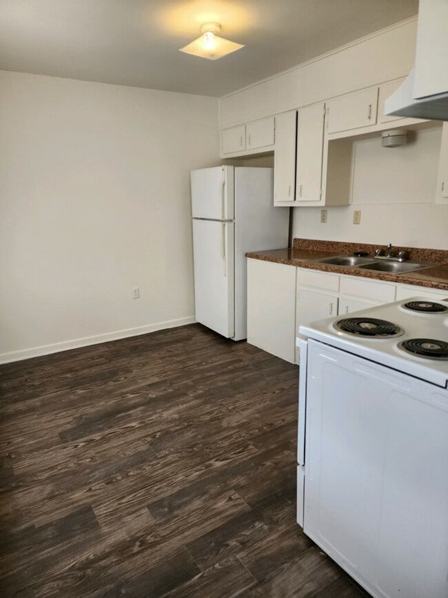 Building Photo - Updated